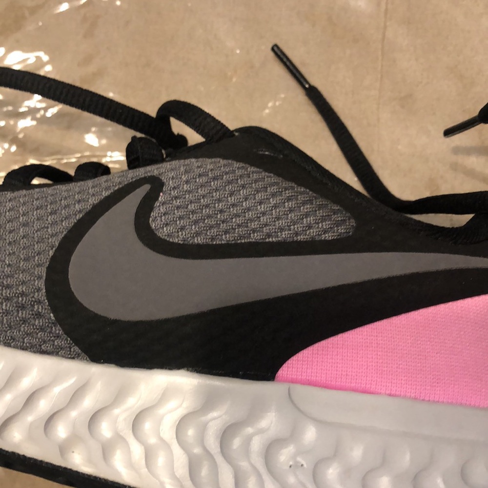 Nike 🥳HP🥳Revolution Grey & Black colored Sneakers, Size 8 - Picture 11 of 11